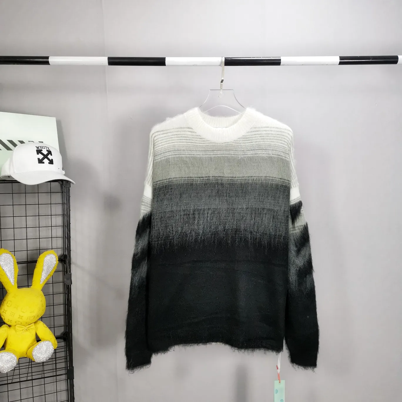 The new top tested version OFFWHITE (OW) Gradient Mohair Striped Arrow Sweater Hoodie Gradient Rendering Arrow Couple Knitted Sweater Mohair sweater OW will be released every year🛒 The same style and ever-changing colors, really no girl does not love it, it is super suitable for wearing under a down jacket in winter, and will not be bloated! If the lower body is missing, their favorite os version🙋🏻‍♀️ intuitively adds natural softness and fairy beauty effect, which is the best choice! The upper body is lightweight and does not weigh down the body while keeping warm. The sleeves and the gradient arrow parts on the back are repeatedly patterned until the gradient level is satisfied before large-scale products are released. The craftsmanship is extremely demanding. Each sweater is woolen at least ten times to give it a plush, thick feel and good fluffiness! ✅ Fabric composition: 50% mohair 32 spandex 18% wool, three-level anti-pilling Color: black and white gradient Sizes Mohair is lighter and softer, so be careful not to machine wash it, not machine washable! ! emphasize! !  ⚠️Hand wash with warm water and cold water P:440
